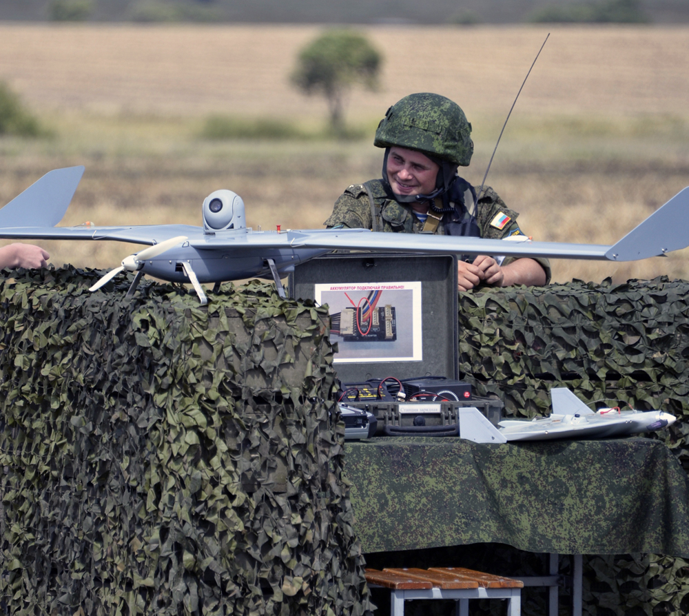 Оператор военного дрона. Оператор БПЛА армия РФ. БПЛА Элерон на Украине. Военные беспилотники России. Оператор беспилотных летательных аппаратов.