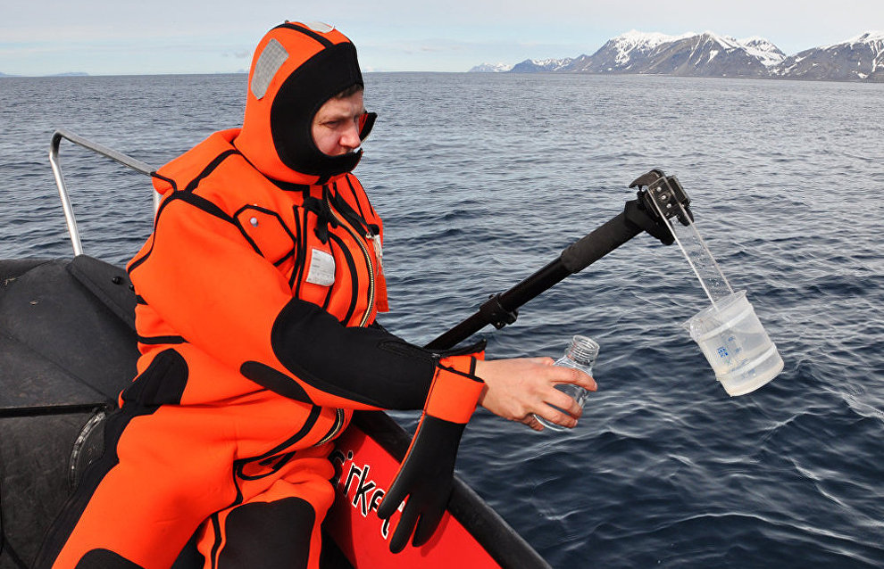 Водный мониторинг. Экологический мониторинг море. Пробы морской воды. Экологический мониторинг морей и океанов. Проба воды с моря.